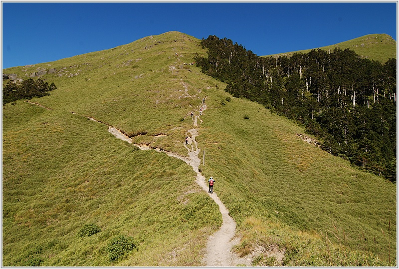 2014-09-29 09-03-27登上前面山頭就見奇萊南峰.JPG